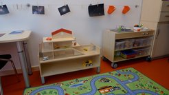 Neben dem Schreibtisch für die Eltern enthält der Raum viele Angebote für Kinder unterschiedlichen Alters.