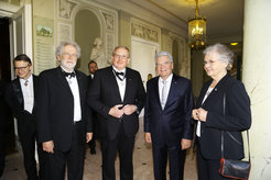 Reinhard Genzel (centre), the newest member of the order “Pour le mérite”, with German federal president Joachim Gauck (right), Prof Anton Zeilinger (Wien, left) and Prof Christiane Nüsslein Volhard (Tübingen, far right).