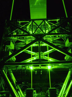 6. November 2013: ARGOS - first lightDas adaptive Optik System incl. Laserleitsternen und Wellenfrontsensor für das LBT (Large Binicular Telescope) auf dem Mt. Graham, Arizona. ARGOS bereitet das Instrument LUCI am LBT auf eine Auflösung von 0,15" Bogensekunden vor.