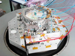 Ingenieurmodell des Linsenadapterrings 1 für das Weltraumteleskop EUCLID auf der Vibrationstestanlage