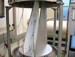 e-Box Radiatoren für das eROSITA-Teleskop in der Vakuumkammer zum Ausgasen
