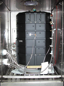 Die Experiment Apparatur des PK-4 Flugmodels in der Klimakammer zum Thermaltest