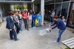 Ministerin Müller zusammen mit den Mädchen bei der Station "Röntgenastronomie" - Experimentieren mit flüssigem Stickstoff.