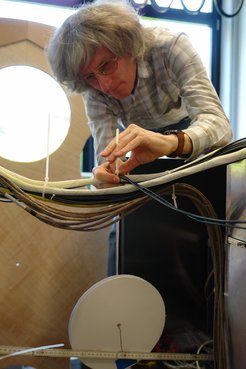 To prevent interference from electrically induced magnetic fields, the cabling had to be repositioned on the Herschel satellite – as Albrecht Poglitsch demonstrated in an experimental setup in the laboratory.