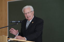 Der ehemalige MPE-Direktor Gerhard Haerendel spricht bei der 50-Jahr-Feier.