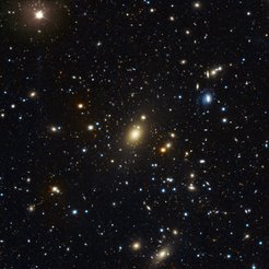 Rekord im Galaxienhaufen: Abell 85, aufgenommen am Wendelstein-Observatorium der Ludwig-Maximilians-Universität. Die zentrale, helle Galaxie Holm 15A hat einen ausgedehnten diffusen Kern. Ein Team von Astronomen am Max-Planck-Institut für extraterrestrische Physik und an der Universitäts-Sternwarte München hat mit neuen Daten die Masse des zentralen schwarzen Lochs dieser Galaxie direkt gemessen: Es besitzt die 40-Milliarden-fache Masse unserer Sonne.