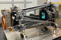 Blick ins Innere von NISP (kalter Teil) vor der Installation der thermischen Multi-Schichten. Das NISP-Detektorsystem mit seinen 16 Nah-Infrarot-Detektoren befindet sich auf der linken Seite. Die Filter- und Grismenräder befinden sich in der Box ganz rechts vor der optischen Baugruppe.
