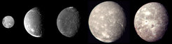 Aufnahmen der fünf größten Uranusmonde Miranda, Ariel, Umbriel, Titania und Oberon. Die Raumsonde Voyager 2 schoss die Bilder am 24. Januar 1986 während eines Vorbeiflugs. Die Durchmesser der Monde sind maßstabsgerecht wiedergegeben.