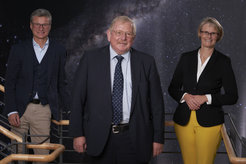 Bundesforschungsministerin Anja Karliczek (rechts) und Bayerns Wissenschaftsminister Bernd Sibler (links) gratulierten MPE-Direktor Reinhard Genzel zum Physik-Nobelpreis 2020.