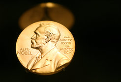 Die Nobelpreis-Medaillen werden dieses Jahr nicht im Stockholfer Konzerthaus verliehen, sondern im kleinen Rahmen an den jeweiligen Aufenthaltsorten. Am 10. Dezember, dem Todestag von Alfred Nobel, findet dann eine digitale Zeremonie statt.