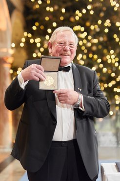 Reinhard Genzel mit seiner Nobel-Medaille.
