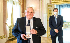 Reinhard Genzel with the Bavarian “Maximiliansorden”, awarded by Minister President Markus Söder.