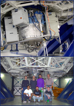 Das SINFONI-Instrument an einem der vier VLT-Teleskope nach der Fertigstellung im Jahr 2004 (oben). Frank Eisenhauer (stehend zweiter von rechts) und das Instrumententeam vor dem SPIFFI/SINFONI-Instrument im Jahr 2003.