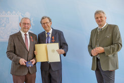 Von rechts: Bayerns Wirtschaftsstaatssekretär Roland Weigert mit Professor Dr. Volker Schönfelder und seinem Bruder.