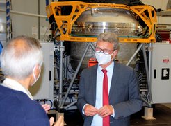 Minister of State Sibler listens to MPE scientist Helmut Feuchtgruber explaining the functionality of ERIS.