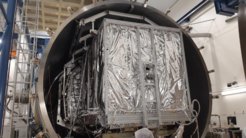 Bei den Tests des Euclid-Nutzlastmodul (in silberner Folie eingepackt) wurde unter anderem der kalte, luftleere Weltraum in einer großen Druckkammer simuliert.