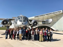 Regelmäßige Ausflüge wie hier von 2018 zum Dornier-Museum in Friedrichshafen stärken das Zusammengehörigkeitsgefühl unter den Studentinnen und Studenten.