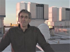 MPE-Wissenschaftler Frank Eisenhauer vor den VLT-Teleskopen der ESO in Chile.
