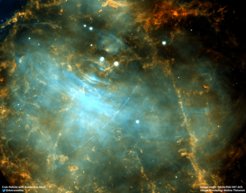 In dieser Hubble-Beobachtung vom 5. Dezember 2005 zieht der Asteroid 2001 SE101 vor dem Krebsnebel vorbei.