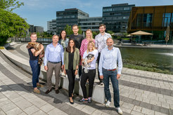 Julia Zimmermann mit ihrem Team der terraplasma GmbH. Ihre Hündin Cookie gehört genau wie Lani auf dem Arm von Masterstudent Lars fest dazu.