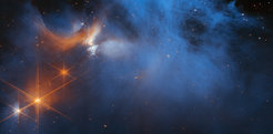 Dieses Bild des James Webb-Weltraumteleskops der NASA/ESA/CSA zeigt die zentrale Region der dunklen Molekülwolke Chamäleon I, die sich in 630 Lichtjahren Entfernung befindet. Das kalte, dünne Wolkenmaterial (blau, Mitte) wird im Infraroten durch den jungen Proto-Stern Ced 110 IRS 4 (orange, oben links) beleuchtet, der auch einen Sternwind aussendet. Das Licht zahlreicher Hintergrundsterne, die als orangefarbene Punkte hinter der Wolke zu sehen sind, kann genutzt werden, um Eis in der Wolke aufzuspüren, welches das hindurchgehende Sternenlicht absorbiert.