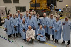 Wissenschaftlerinnen und Ingenieure des Euclid-Projektteams besichtigten den nahezu kompletten Satelliten am Thales Alenia-Standort in Cannes.