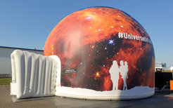 Die aufblasbare Planetariumskuppel hat einen Durchmesser von zehn Metern und bietet Platz für 30 Personen.