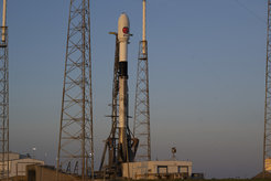 Am Samstag, dem 1. Juli 2023 um genau 17:12 deutscher Zeit hob die Falcon-9 Rakete mit dem ESA Wissenschaftssatelliten Euclid vom Raumfahrtbahnhof Cape Canaveral in Florida ab. Euclid ist nun unterwegs auf seiner dreißigtägigen Reise zum äußeren Lagrange-Punkt 2 des Erde-Sonne-Systems. An diesem „Parkplatz“ im Weltraum wird Euclid zusammen mit der Erde die Sonne umrunden und mindestens 6 Jahre lang die genaueste und größte Himmelskarte mit Positionen und Formen der Galaxien erstellen, die es bislang gab. Dabei wird Euclid an nur wenigen Tagen so viel Bildinformation zur Erde senden wie das Hubble-Weltraumteleskop in den bislang gut 23 Jahren seiner Betriebszeit.