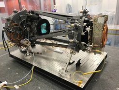 Gerippe eines Teleskops, fixiert auf einer Lochplatte in einem Labor