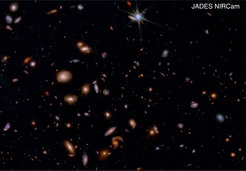 JWST Advanced Deep Extragalactic Survey (JADES) NIRCam-Bild in GOODS-South (Ausschnitt). Das Bild zeigt viele weit entfernte Galaxien, darunter einige, die Milliarden von Lichtjahren entfernt sind.
