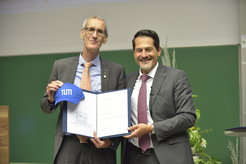 Prof. Dr. Frank Eisenhauer receives the certificate from Prof. Dr. Thomas F. Hofmann, President of TUM.